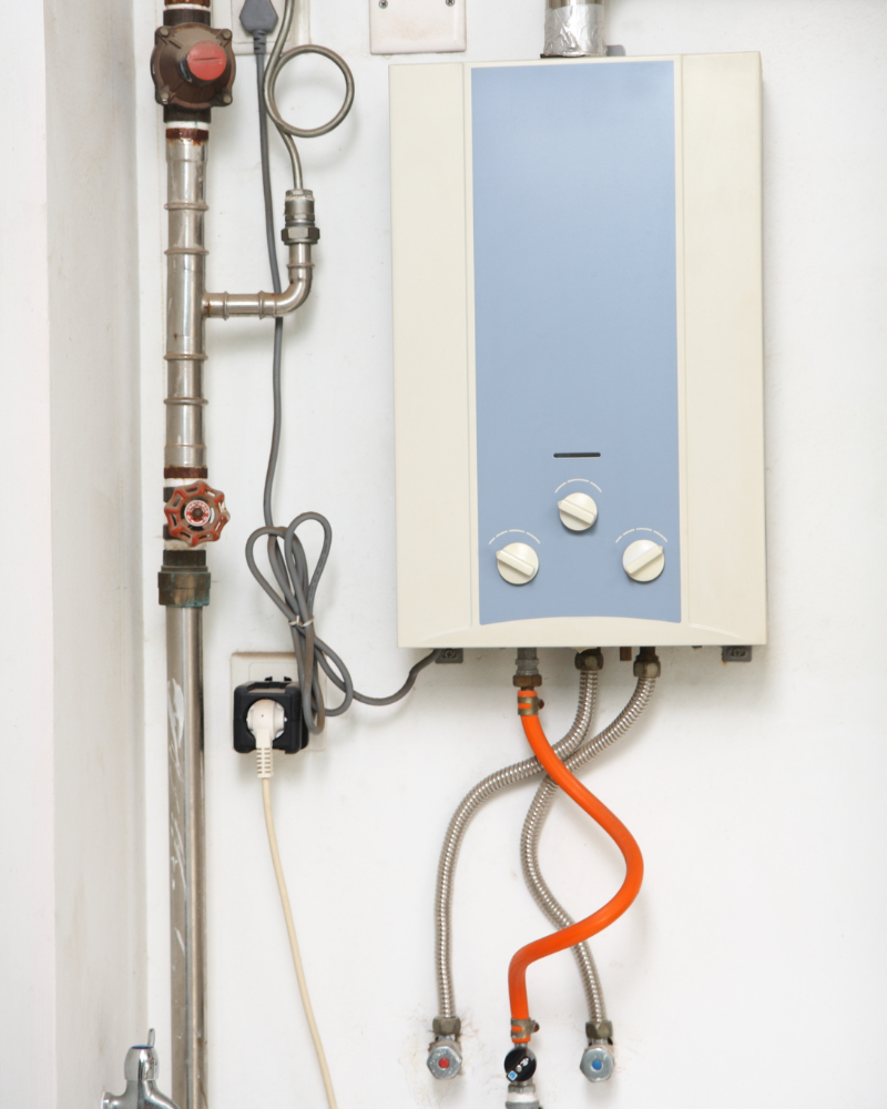 即热式热水器位于新泽西州梅德福，安装在墙上的公用设施壁橱中。
